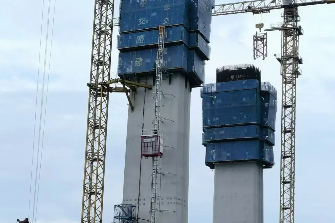 助建桥梁｜柳工和记曲线施工升降机持续发力