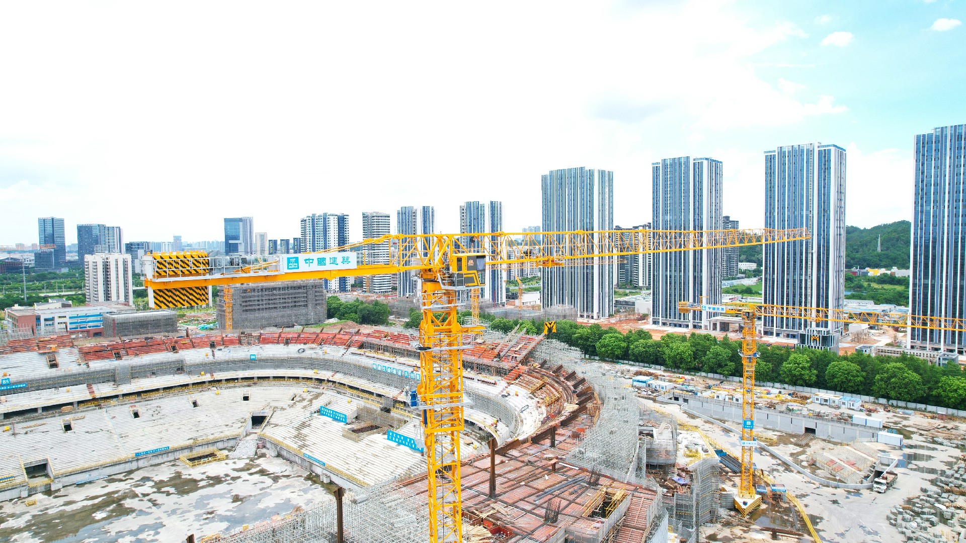 全国最大足球场！JHT7027塔机助建湾区新地标
